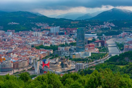 Vue aérienne nocturne de Bilbao depuis la colline Artxanda, Espagne.