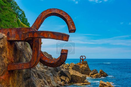 Foto de Escultura Peine de los Vientos en la playa de San Sebastián, España. - Imagen libre de derechos
