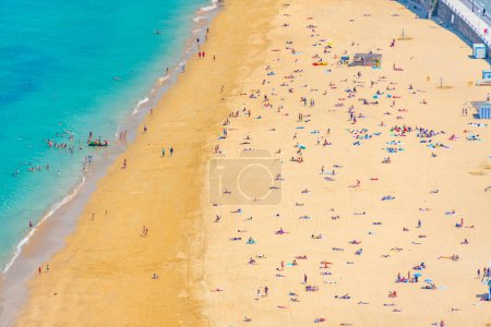 Téléchargez les photos : Les gens profitent d'une journée ensoleillée à la plage de La Concha à San Sebastian, Espagne. - en image libre de droit