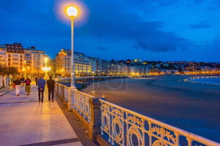 Téléchargez les photos : Vue de nuit sur la promenade au bord de la mer à San Sebastian, Espagne. - en image libre de droit