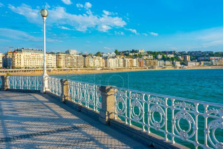 Téléchargez les photos : Vue sur la promenade au bord de la mer à San Sebastian, Espagne. - en image libre de droit