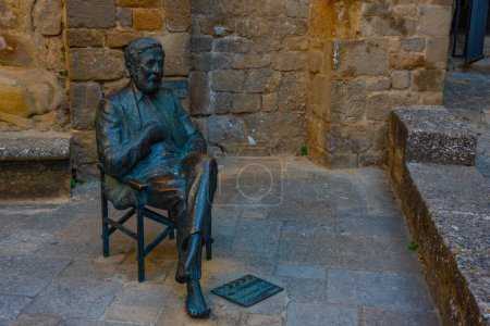 Foto de Estatua de Luis García Berlanga en pueblo español Sos del Rey Catolico. - Imagen libre de derechos