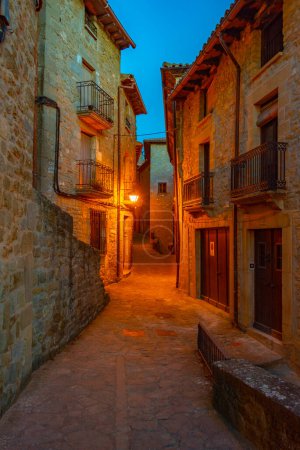 Foto de Vista del amanecer de una calle medieval en el pueblo español Sos del Rey Catolico. - Imagen libre de derechos