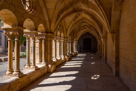 Téléchargez les photos : Cloître du monastère cistercien de Santa Maria de Vallbona de les Monges, Espagne. - en image libre de droit