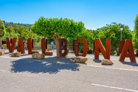 Téléchargez les photos : Panneau touristique Vallbona à Vallbona de les Monges en Espagne. - en image libre de droit