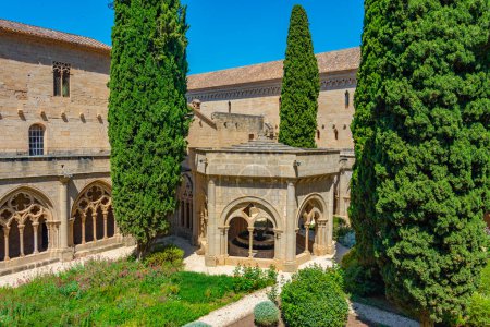 Foto de Claustro en el Monasterio de Santa Maria de Poblet en España. - Imagen libre de derechos