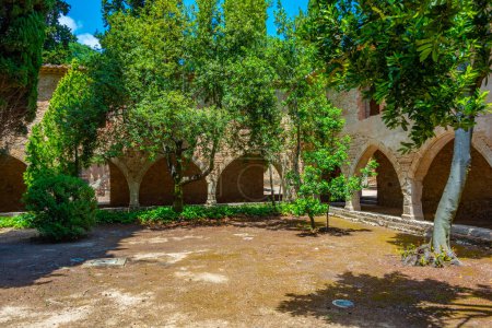 Téléchargez les photos : Cloître au Monastère de Santes Creus en Espagne. - en image libre de droit