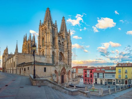 Foto de Vista del atardecer de la catedral en la ciudad española Burgos. - Imagen libre de derechos