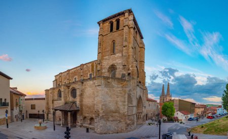 Foto de Vista atardecer de una iglesia parroquial de San Esteban en Burgos, España. - Imagen libre de derechos