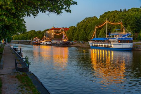Sonnenuntergang Blick auf Boote, die am Fluss Aura in Turku, Finnland festmachen.