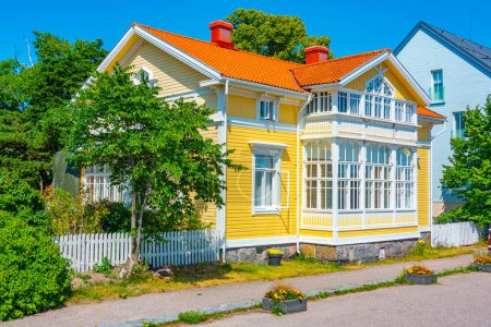 Téléchargez les photos : Villas en bois coloré à Hanko, Finlande. - en image libre de droit