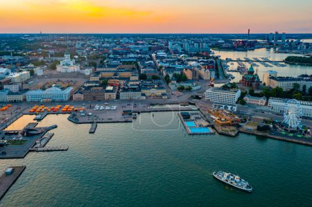 Foto de Vista aérea al atardecer de Helsinki, Finlandia. - Imagen libre de derechos