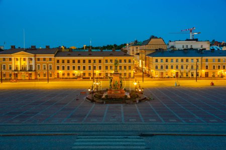 Foto de Vista del amanecer de la plaza del Senado frente a la catedral de Helsinki, Finlandia.. - Imagen libre de derechos
