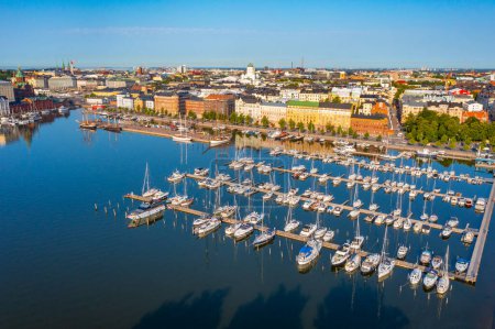 Téléchargez les photos : Vue panoramique d'une marina dans le quartier de Kruununhaka à Helsinki, Finlande.. - en image libre de droit