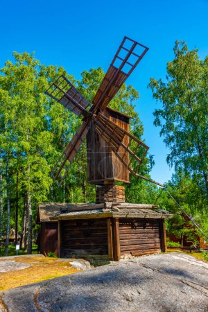 Téléchargez les photos : Moulin à vent en bois au Seurasaari Open-Air Museum à Helsinki, Finlande. - en image libre de droit