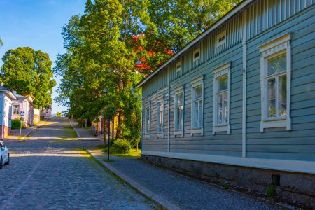 Téléchargez les photos : Maisons en bois coloré à Hameenlinna, Finlande - en image libre de droit