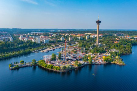 Foto de Vista panorámica del parque de atracciones Sarknniemi en Tampere, Finlandia - Imagen libre de derechos