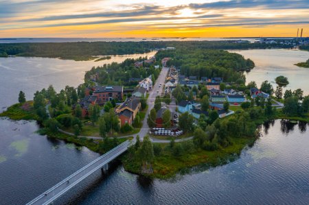 Téléchargez les photos : Vue aérienne de bâtiments résidentiels à Oulu, Finlande. - en image libre de droit