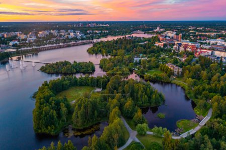 Téléchargez les photos : Coucher de soleil vue panoramique sur la ville finlandaise Oulu. - en image libre de droit