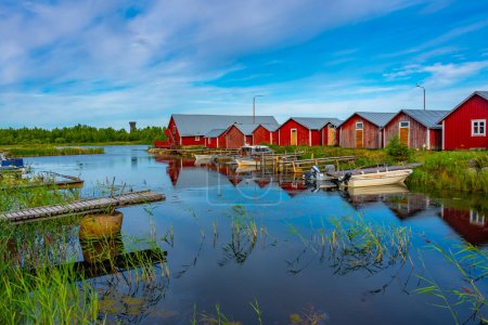 Rote Holzbootshäuser bei Svedjehamn in Finnland.