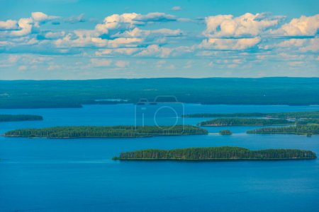 Vista panorámica del archipiélago en el lago Pielinen en el parque nacional Koli en Finlandia.