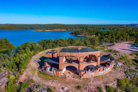 Foto de Torre Notvikstornet en la fortaleza de Bomarsund en las islas Aland en Finlandia. - Imagen libre de derechos