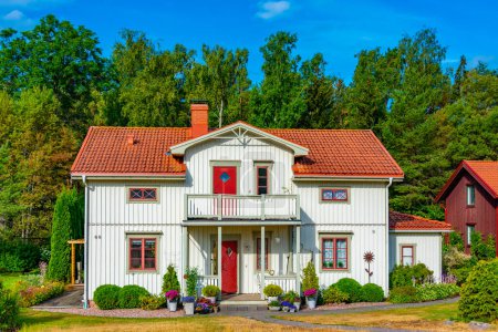 Téléchargez les photos : Maisons en bois dans la ville finlandaise Mariehamn. - en image libre de droit