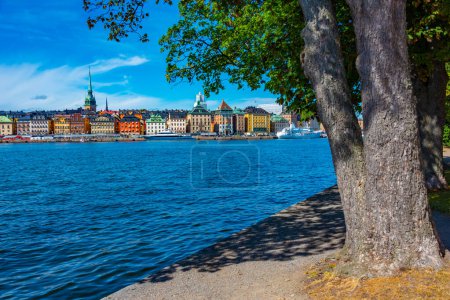 Foto de Coloridos edificios de Gamla Stan en Estocolmo vistos a través del agua, Suecia.. - Imagen libre de derechos
