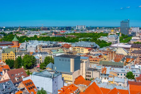 Foto de Vista aérea del monumento a la libertad en la capital letona Riga. - Imagen libre de derechos