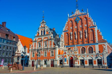 Ratslaukums-Platz mit dem Schwarzhäupterhaus in der Altstadt von Riga in Lettland..