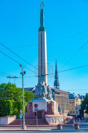 Téléchargez les photos : Les gens marchent à côté du monument de la Liberté à Riga, Lettonie. . - en image libre de droit