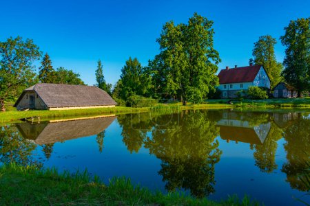 Foto de Edificios históricos en la Reserva del Museo de Turaida en Letonia. - Imagen libre de derechos