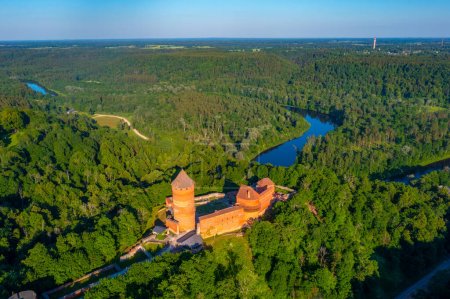 Luftaufnahme der Burg Turaida in Lettland.