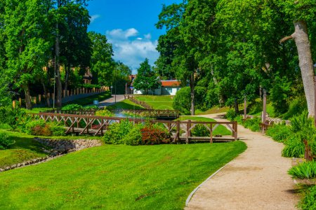 Foto de Parque del castillo verde en la ciudad letona Kuldiga. - Imagen libre de derechos