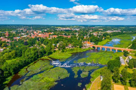 Téléchargez les photos : Vue panoramique de la ville lettone de Kuldiga. - en image libre de droit