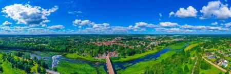Téléchargez les photos : Vue panoramique de la ville lettone de Kuldiga. - en image libre de droit