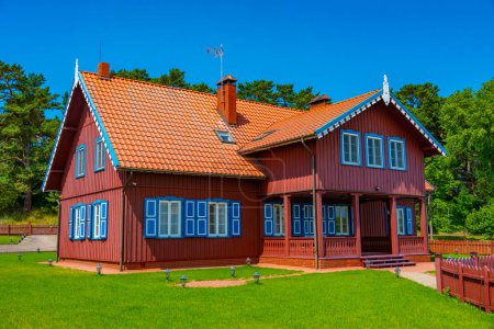 Maison colorée au village lituanien Nida.