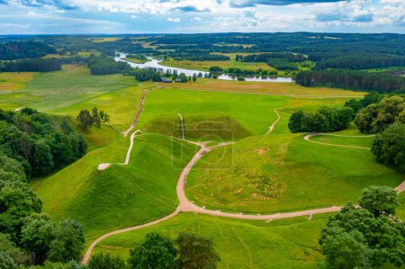 Téléchargez les photos : Vue panoramique sur les collines de Kernave, ancienne capitale du Grand-Duché de Lituanie. - en image libre de droit