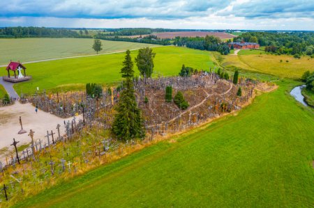 Téléchargez les photos : Vue aérienne de la colline des Croix près de la ville lituanienne Siauliai. - en image libre de droit