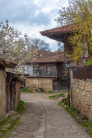 Téléchargez les photos : Maisons anciennes traditionnelles dans le village bulgare de Zheravna. - en image libre de droit
