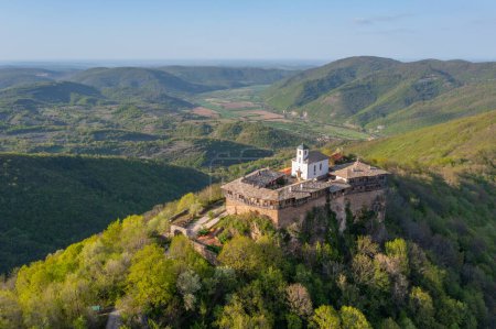 Foto de Vista aérea del monasterio Glozhene cerca de Teteven en Bulgaria. - Imagen libre de derechos