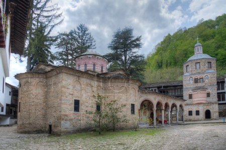 Téléchargez les photos : View of an inner courtyard of the famous troyan monastery in Bulgaria. - en image libre de droit