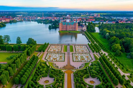Téléchargez les photos : Coucher de soleil vue aérienne des jardins du palais Frederiksborg Slot au Danemark. - en image libre de droit