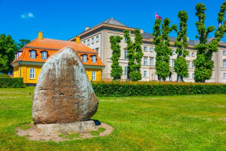 Téléchargez les photos : Runestone situé dans la ville danoise Soro. - en image libre de droit
