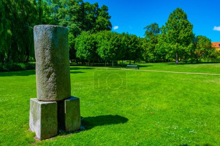 Téléchargez les photos : Runestone situé dans la ville danoise Soro. - en image libre de droit