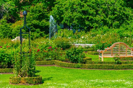 Gärten am Egeskov-Platz an einem sonnigen Tag in Dänemark.