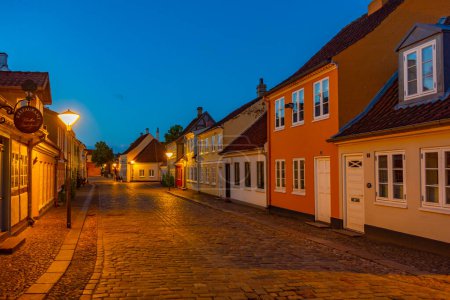 Vista nocturna de una colorida calle en el centro de Odense, Dinamarca.
