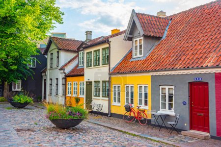 Foto de Calle medieval en el casco antiguo de Odense, Dinamarca. - Imagen libre de derechos