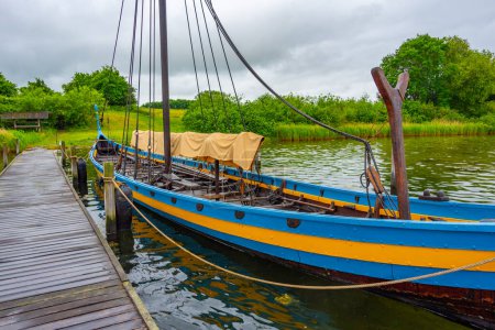 Téléchargez les photos : Bateau en bois reconstruit à Vikingemuseet Ladby au Danemark. - en image libre de droit