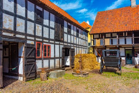 Téléchargez les photos : Maisons colorées à Den Gamle Par musée en plein air à Aarhus, Danemark. - en image libre de droit